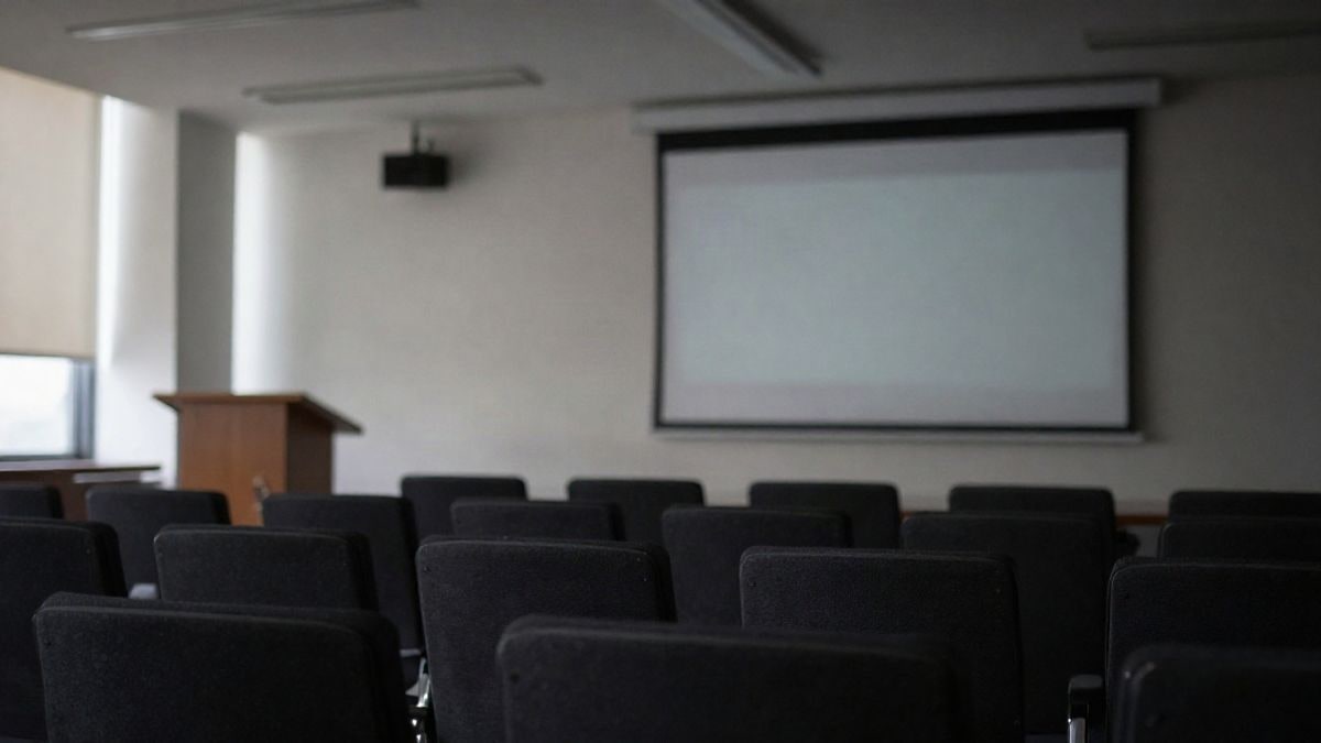 Imagen ilustrativa: sala de conferencias moderna con sillas vacías y luz lateral de ventana