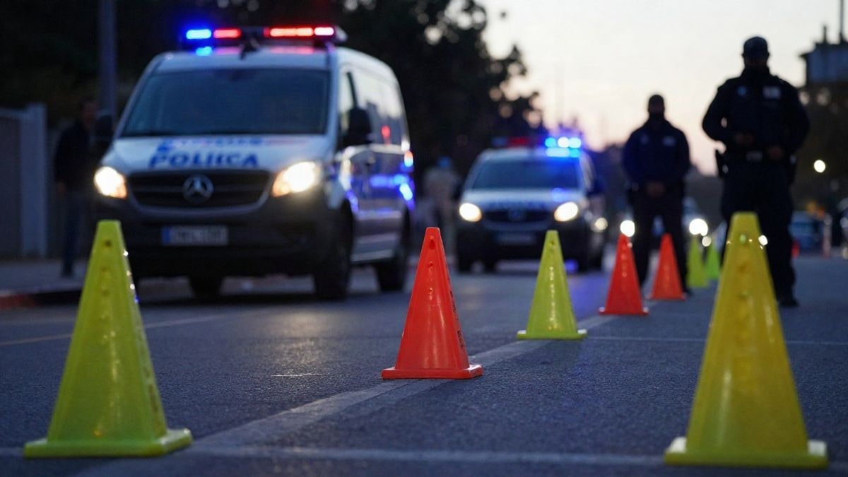 Imagen ilustrativa: ángulo bajo a ras de suelo de un dispositivo policial al amanecer con furgón y marcadores en el suelo