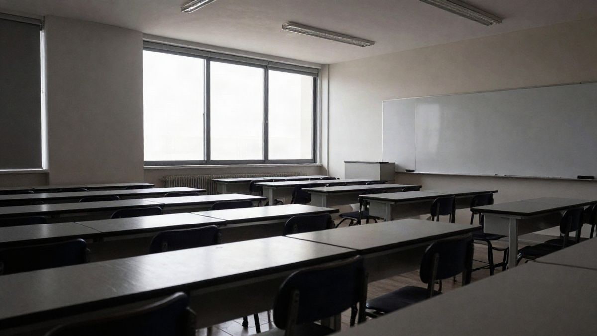 Illustrative image: modern empty classroom with aligned desks and natural light coming through the windows
