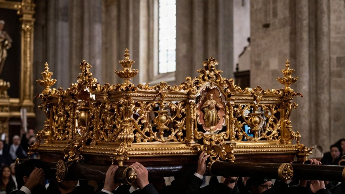 Imagen ilustrativa: paso procesional barroco con detalles dorados visto desde arriba en el interior de una catedral.