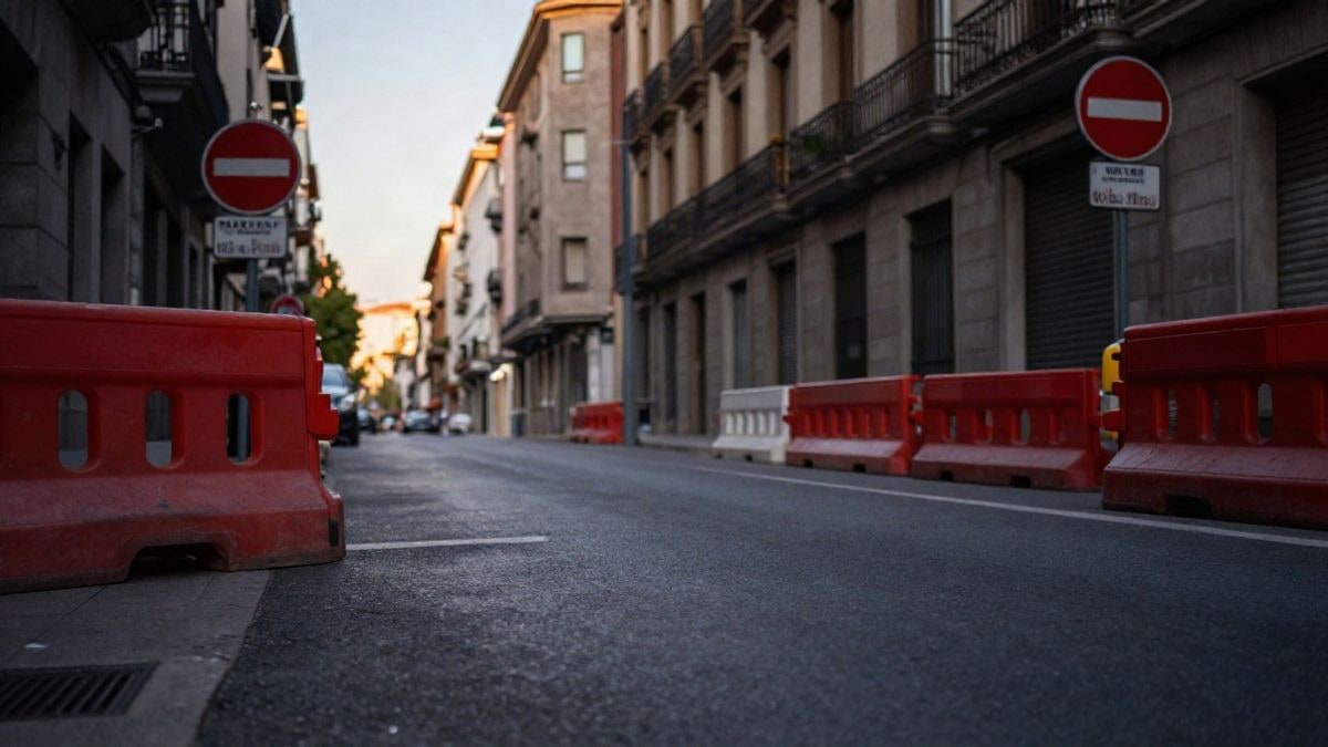 Imagen ilustrativa: calle urbana cortada al tráfico con vallas y señal de prohibido el paso al atardecer