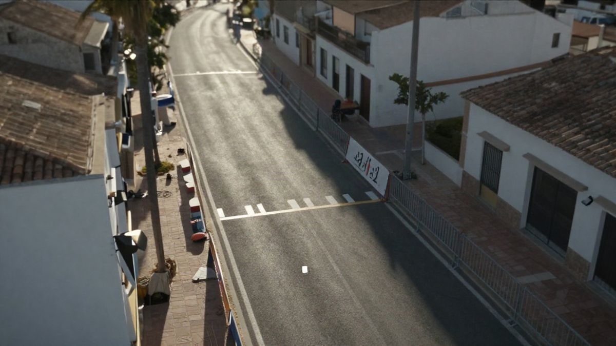 Imagen ilustrativa: vista cenital de una calle costera preparada para una carrera popular, con marcas de salida y vallas