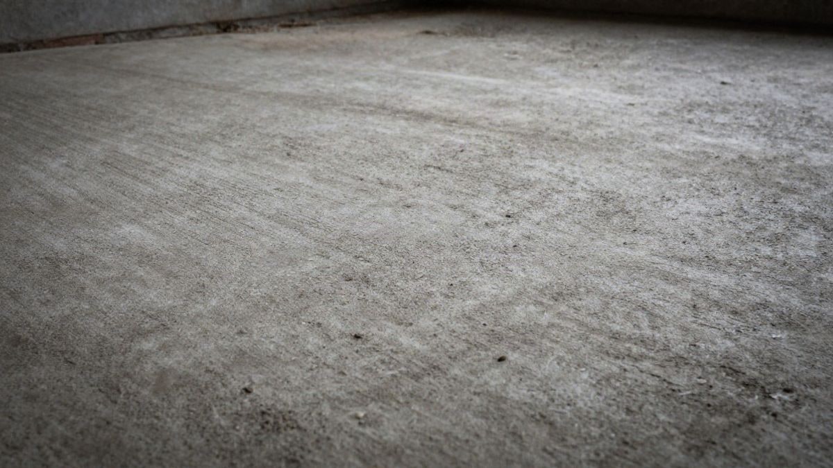 Imagen ilustrativa: detalle de textura de hormigón con sombras suaves, genérico de obra urbana