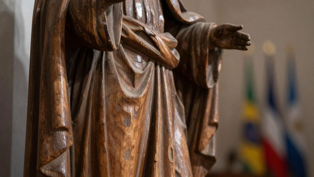 Imagen ilustrativa: detalle de la talla de madera de una imagen religiosa con pliegues tallados