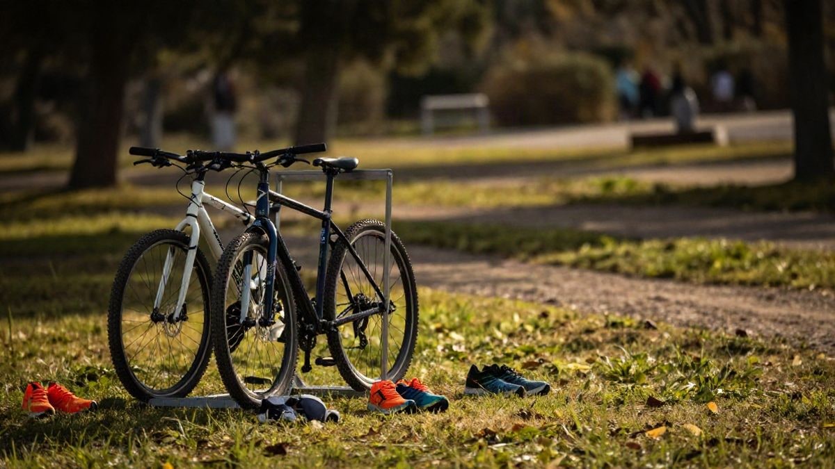 Imagen ilustrativa: zona de transición de duatlón cros con bicicletas y zapatillas sobre el césped