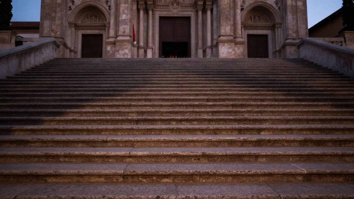 Imagen ilustrativa: rampa de piedra que asciende hacia la entrada de una basílica genérica al atardecer