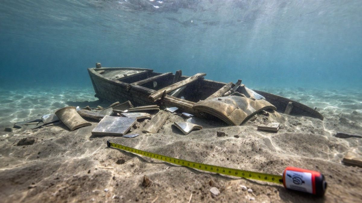 Imagen ilustrativa: restos de un yacimiento arqueológico subacuático sobre fondo arenoso con tejas y estructura de madera