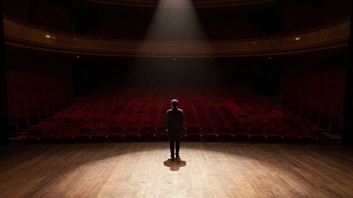 Imagen ilustrativa: figura de un mago con chistera y varita en un escenario vacío bajo un foco de luz