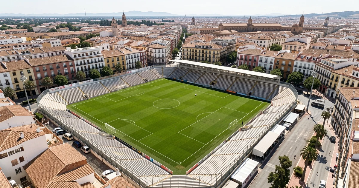Campo de fútbol vacío con un balón en el césped, en Málaga