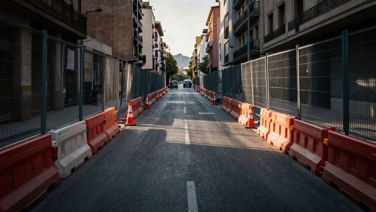 Imagen ilustrativa: calle urbana cortada por obras con vallas y conos que estrechan el paso hacia el fondo