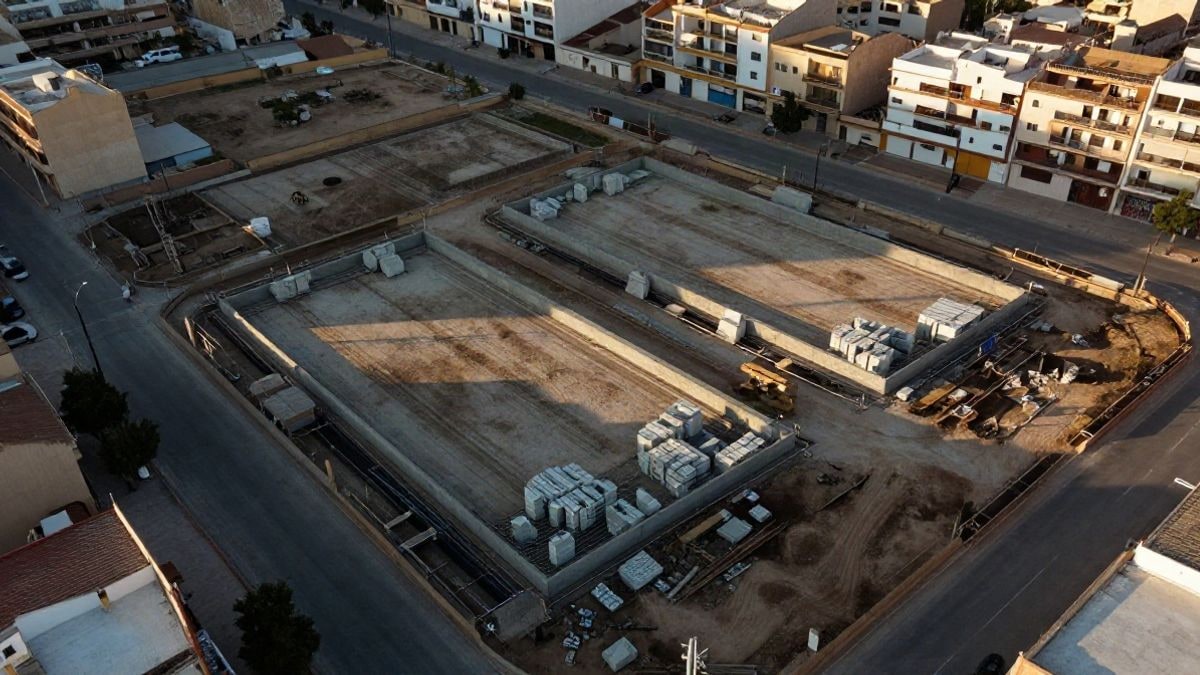 Imagen ilustrativa: vista cenital de una promoción de viviendas en construcción con dos parcelas y calles sin identificar