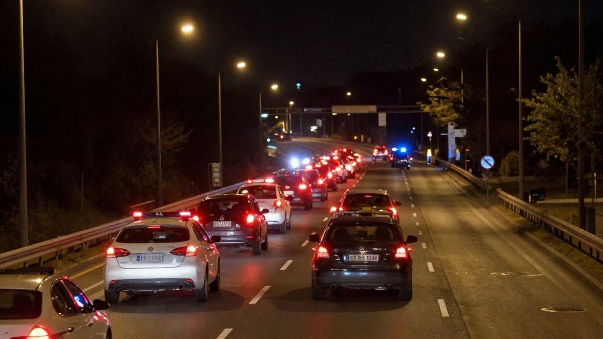 Imagen ilustrativa: tramo de autovía urbana de noche con retenciones y luces de vehículos