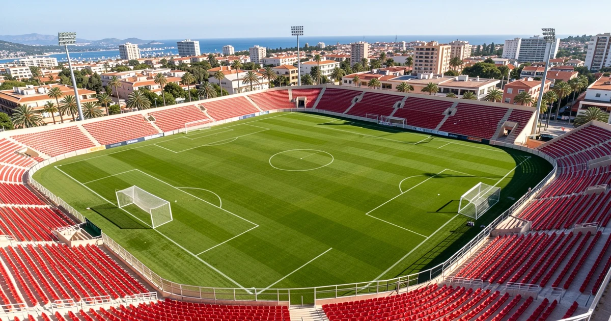 Estadio de fútbol vacío con césped y porterías, Marbella