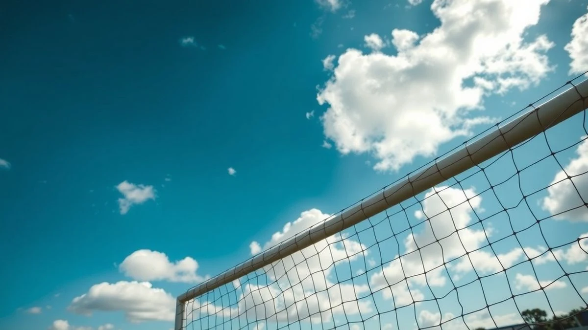 Imagen ilustrativa: una portería de fútbol vacía vista desde el suelo con el cielo de fondo