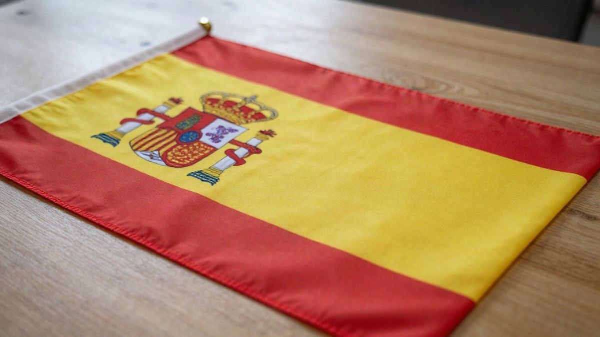 Imagen ilustrativa: detalle de una bandera doblada sobre una superficie de madera
