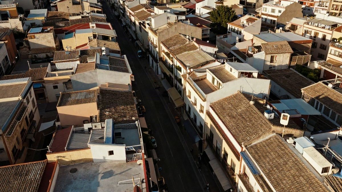 Imagen ilustrativa: vista cenital de tejados y fachadas de un municipio costero mediterráneo