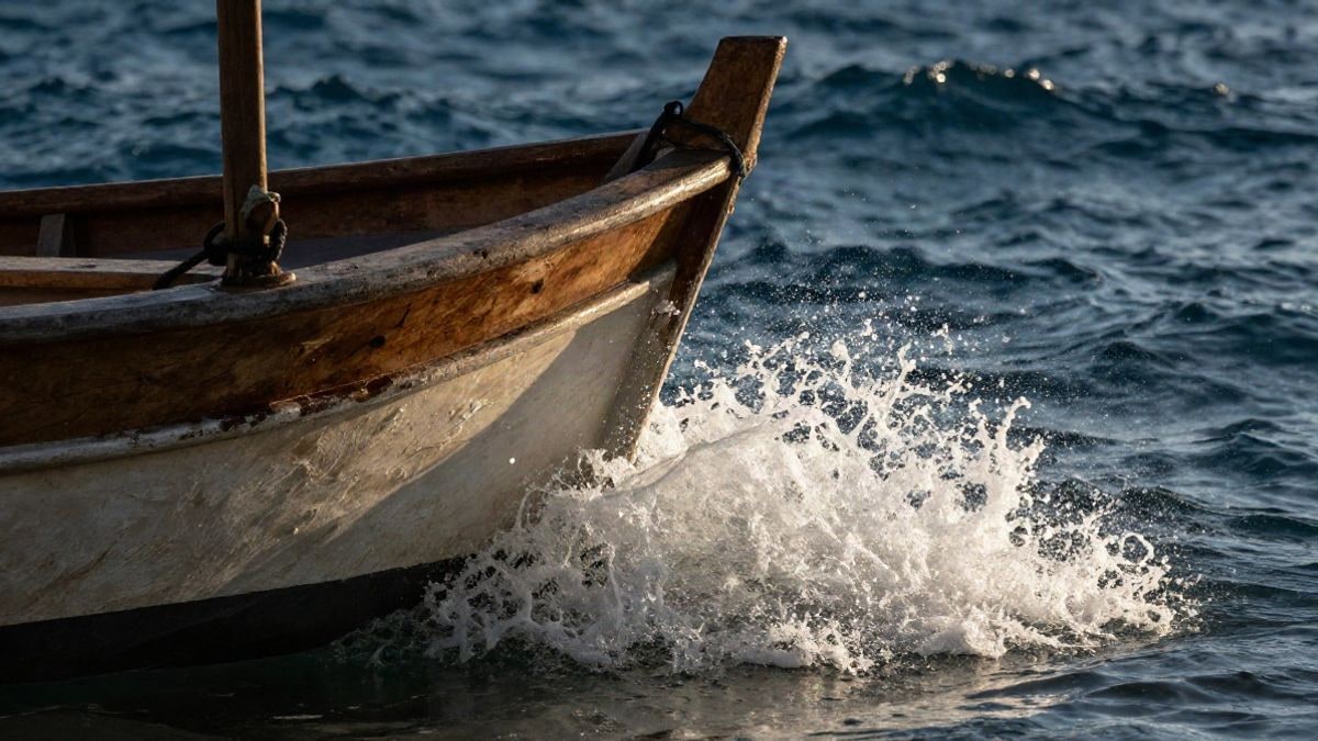 Imagen ilustrativa: primer plano macro de la proa de un barco pesquero cortando el oleaje del mar