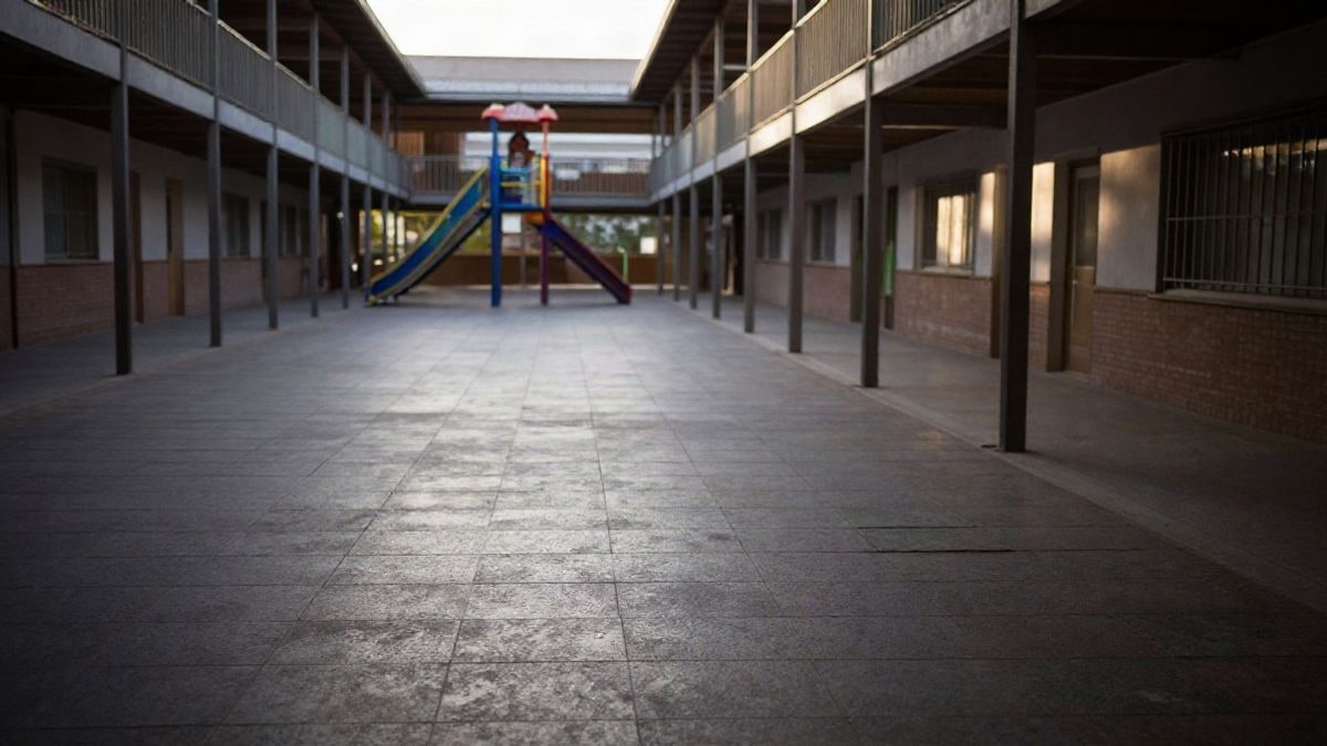 Imagen ilustrativa: patio escolar vacío con líneas que convergen en perspectiva