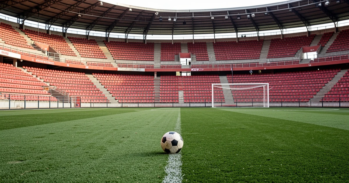 Estadio de fútbol El Maulí vacío con un balón sobre el césped