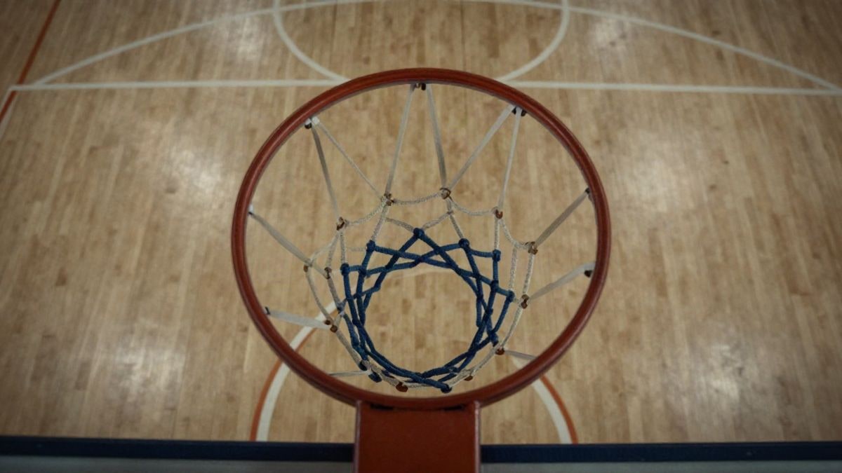 Imagen ilustrativa: vista cenital de una cancha de baloncesto con un aro y una red