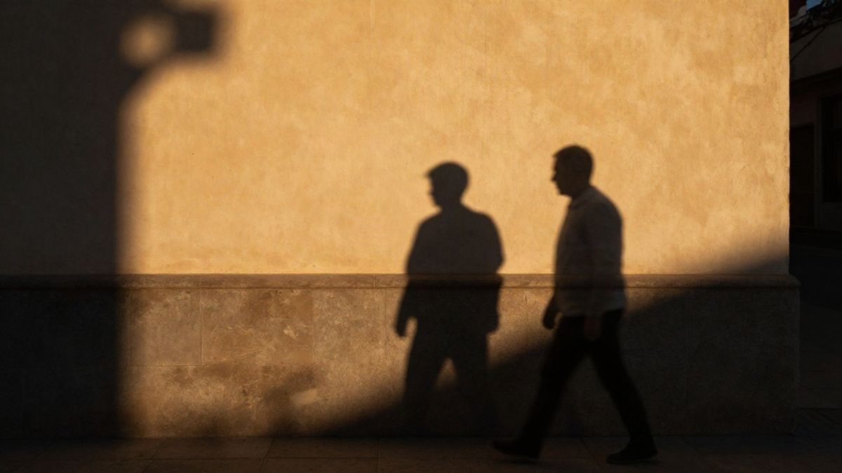 Illustrative image: backlight at sunset with silhouettes and long shadows