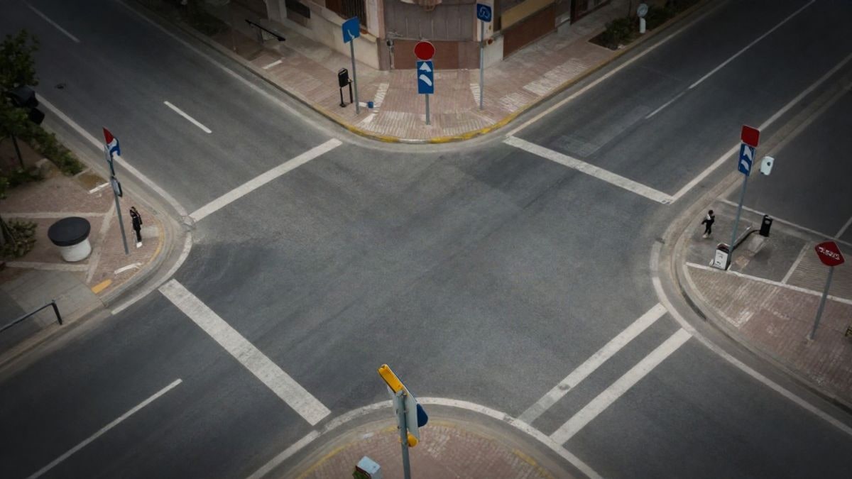 Imagen ilustrativa: vista cenital de una intersección de carretera con señales y marcas viales
