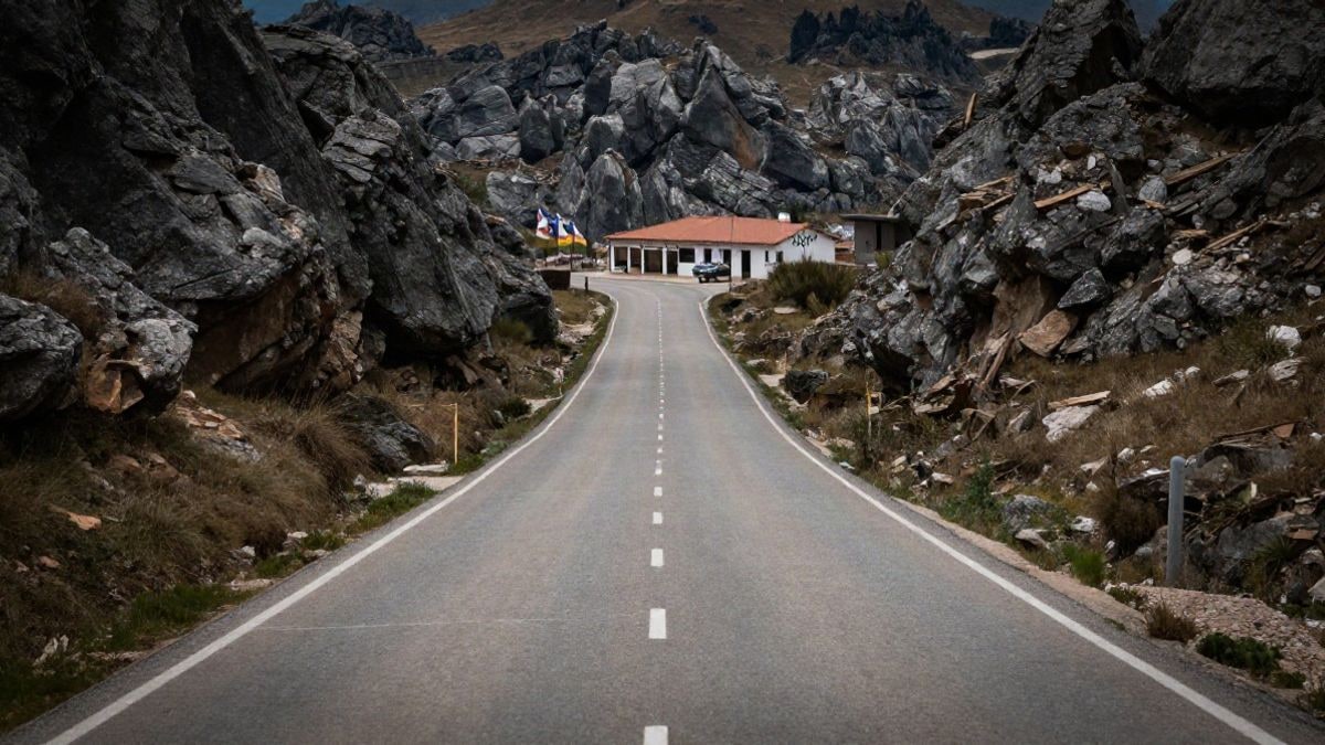 Imagen ilustrativa: carretera de montaña que conduce a un centro de visitantes en un paisaje kárstico