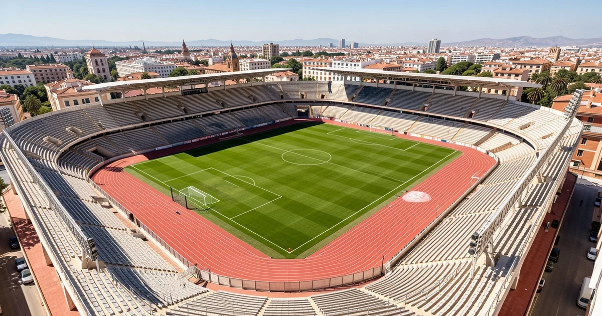 Vista aérea del estadio de fútbol de Marbella vacío con césped y pista de atletismo