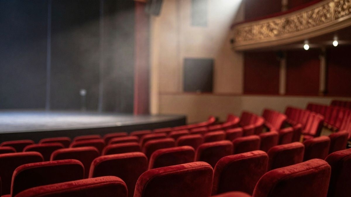 Illustrative image: empty theatre stage illuminated by a side spotlight