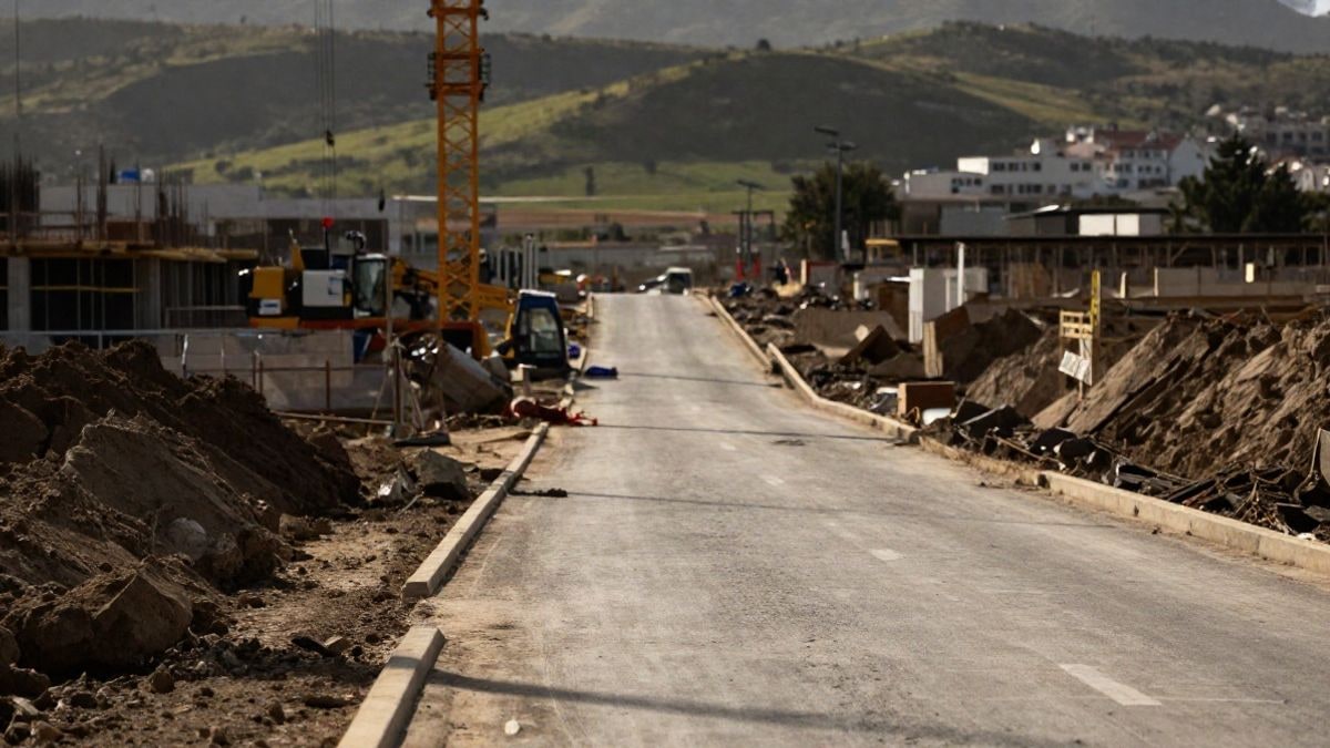 Imagen ilustrativa: gran angular de una zona en desarrollo urbano con grúas y caminos que convergen hacia el horizonte
