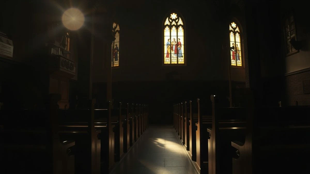 Interior de una iglesia vacía por la noche, con un haz de luz sobre el altar y bancos de madera en penumbra
