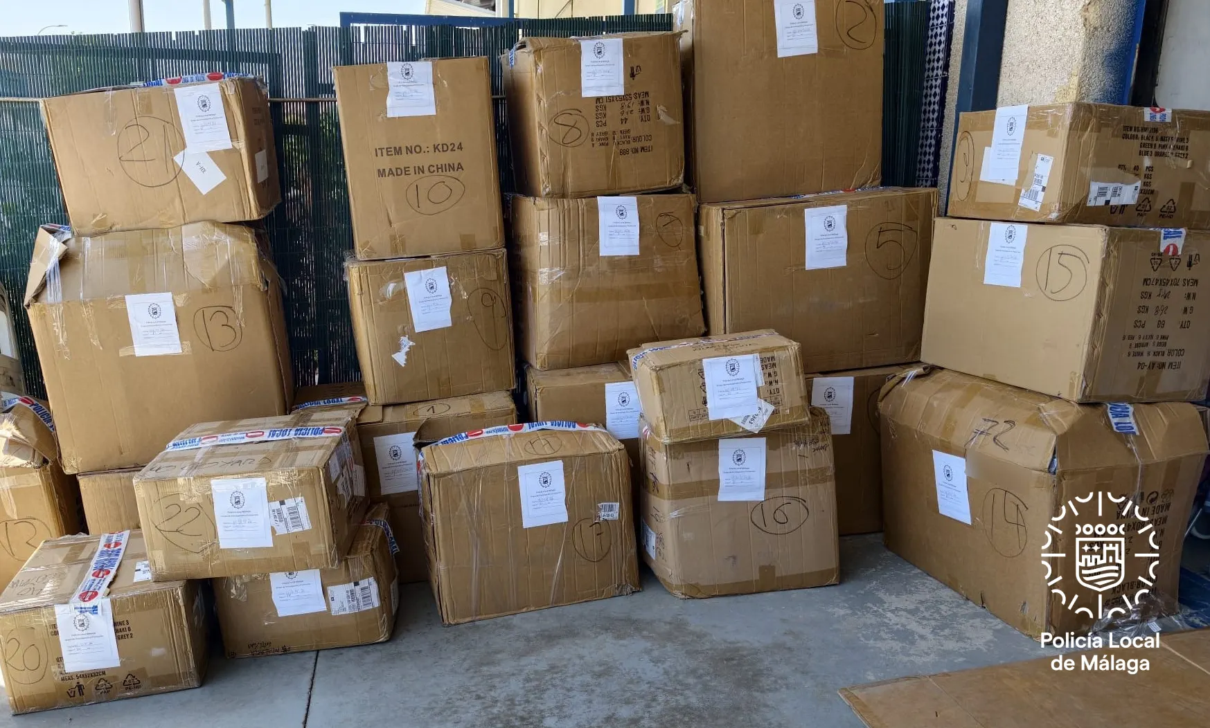 Cajas con los bolsos incautados.