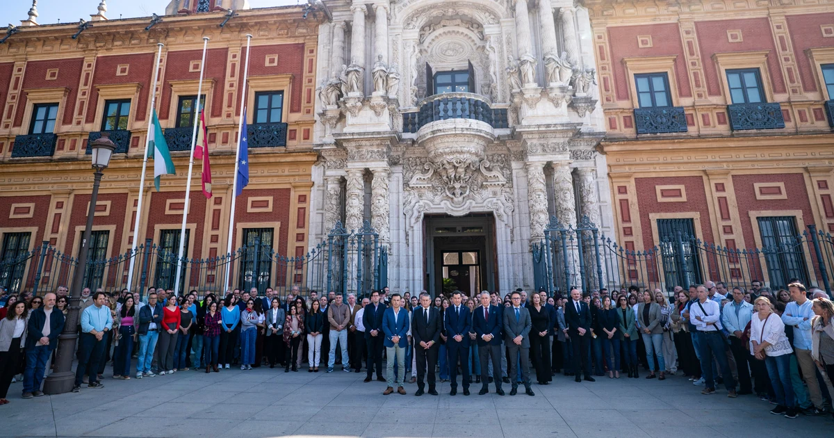 El presidente de la Junta de Andalucía rinde homenaje a víctimas del accidente en Toledo