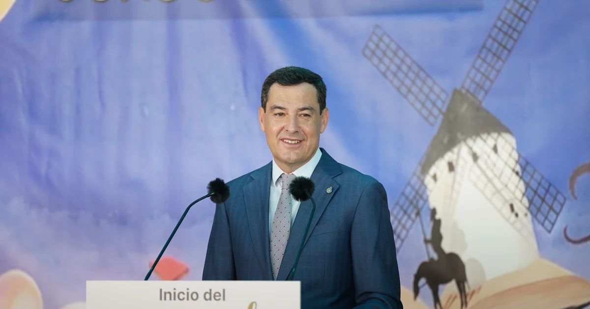 The President of the Junta de Andalucía visits a school in Benahadux