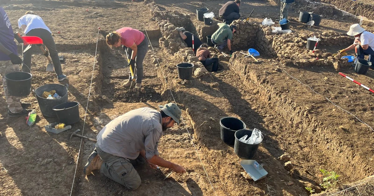Retoman las excavaciones en el yacimiento fenicio del Cerro del Villar en Málaga