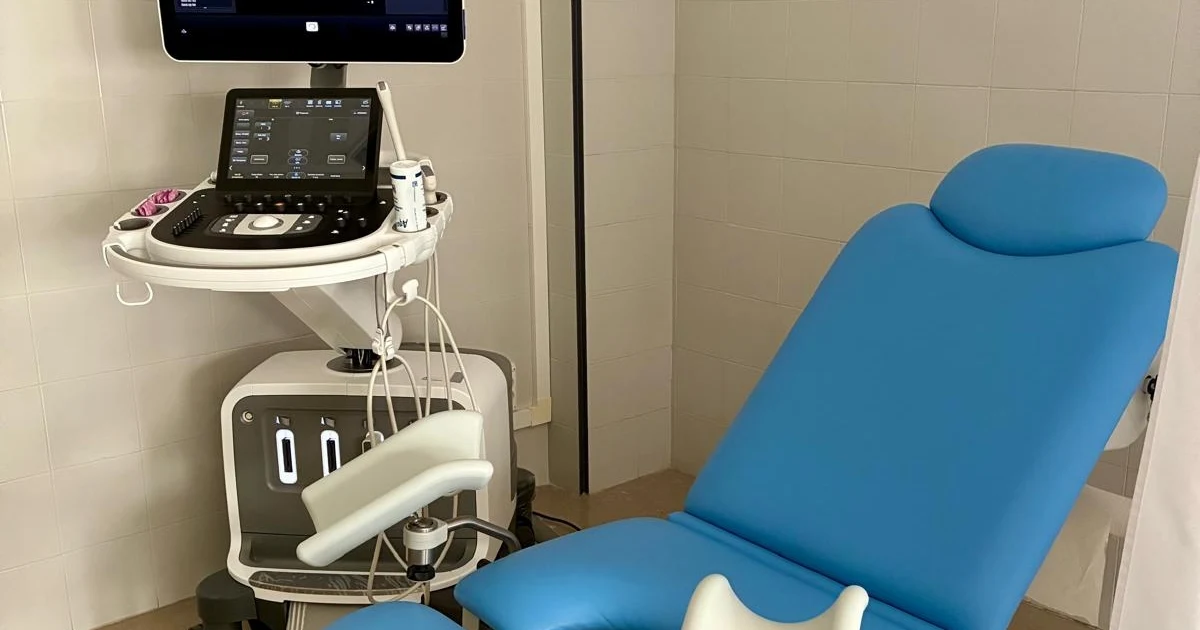 El Área Sanitaria Norte de Málaga Antequera renueva sus sillones de exploración ginecológica