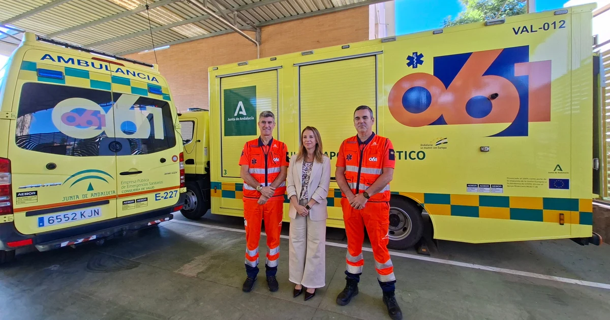 La delegada de Sanidad visita el Centro de Emergencias Sanitarias 061 en Málaga