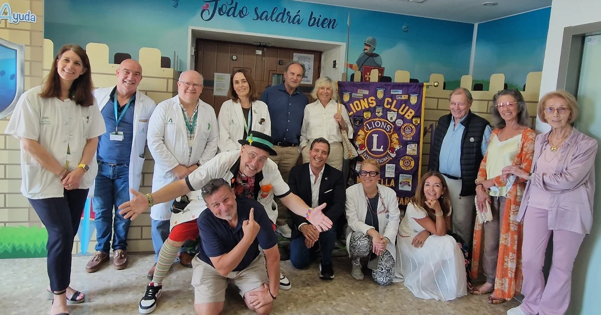 El Doctor Sonrisa visita el Hospital Costa del Sol para ayudar a los niños